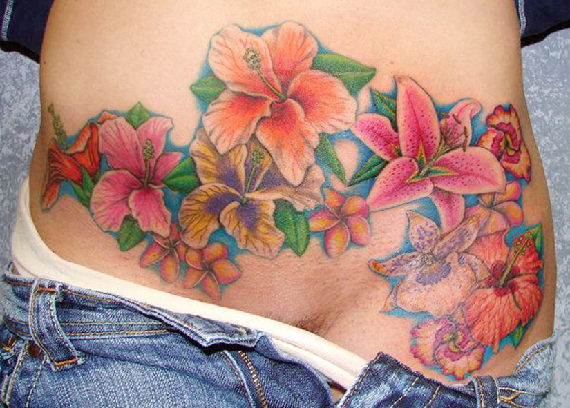 Наколка на растяжках у девушки в виде цветов Наколка на растяжках у девушки в виде цветов